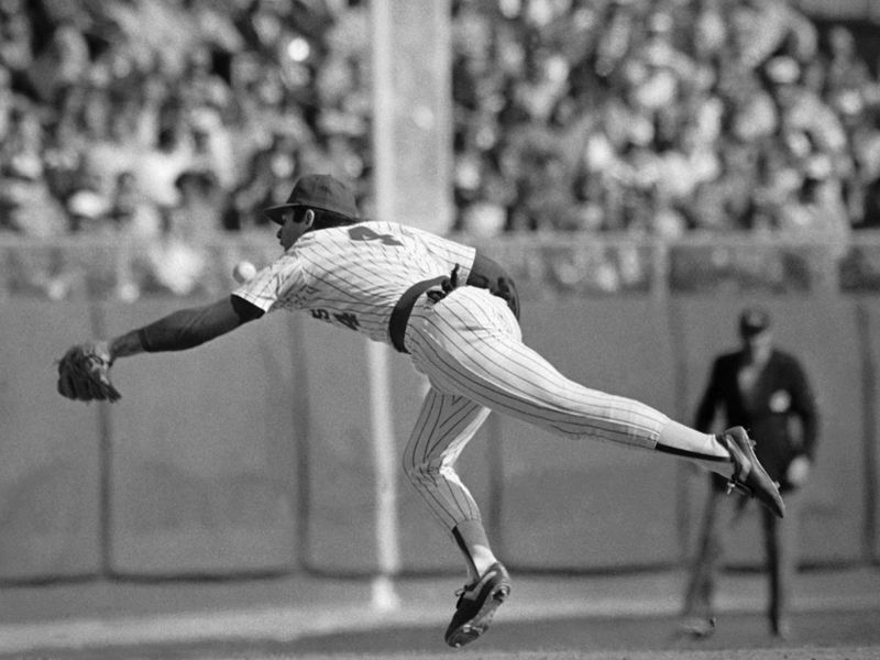 Milwaukee Brewers third baseman Paul Molitor bobbles ball in 1982 World Series