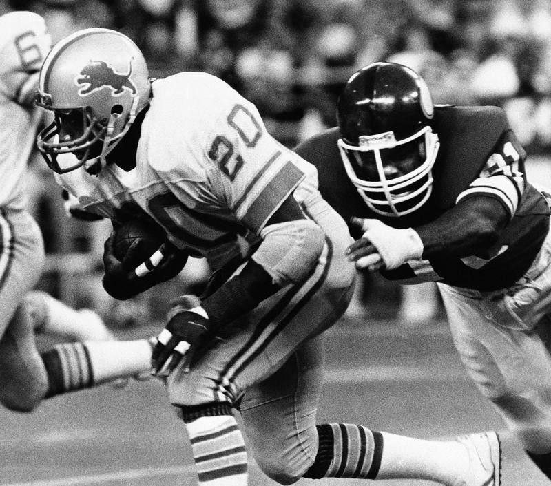 Minnesota Viking's Greg Smith fails to tackle Billy Sims