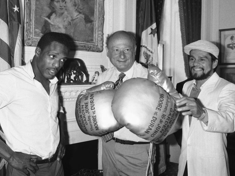 New York City Mayor Ed Koch poses with Roberto Duran and Davey Moore