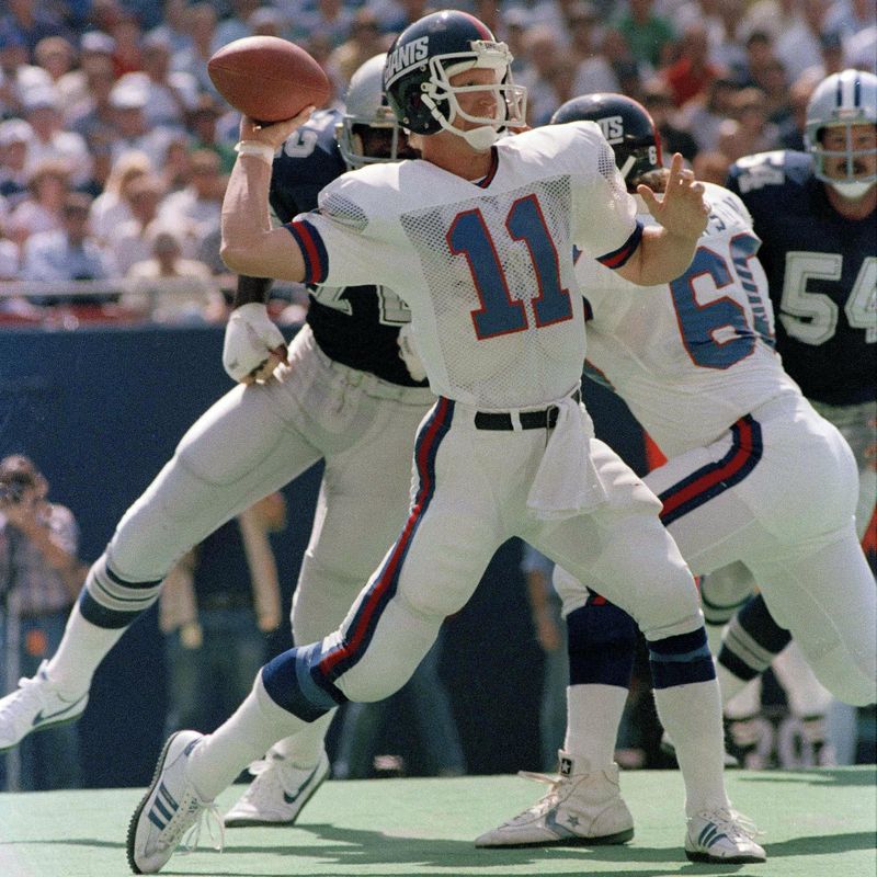 New York Giants quarterback Phil Simms in action against Dallas Cowboys