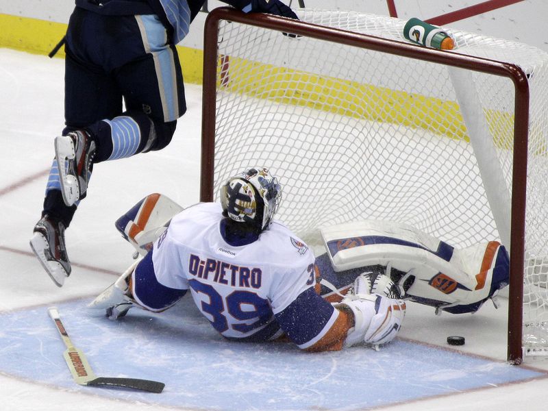 New York Islanders goalie Rick DiPietro misses shot