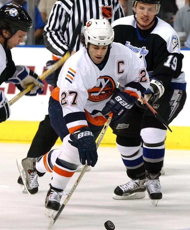 New York Islanders' Michael Peca splits between Tampa Bay Lightning defenders