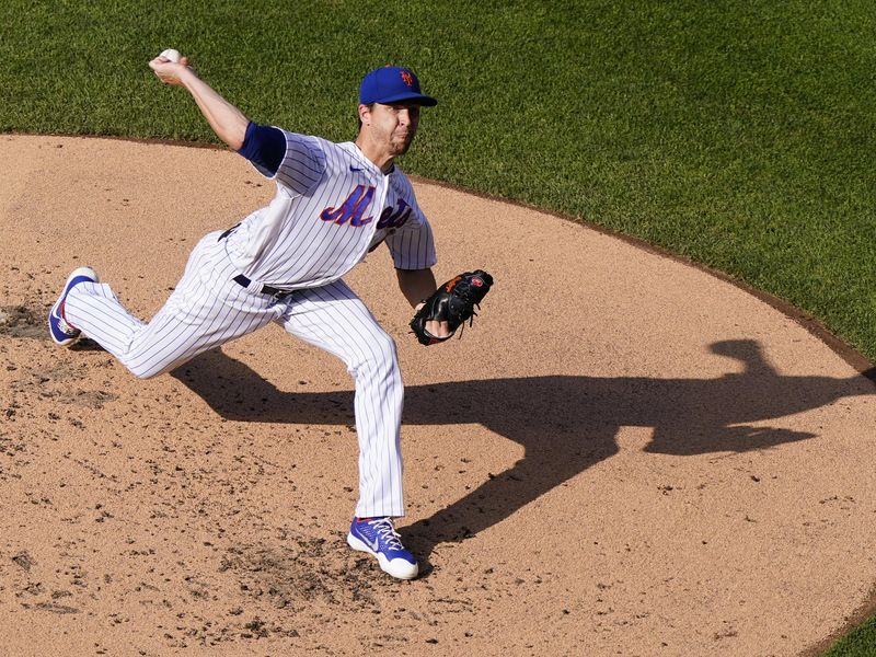 New York Mets starting pitcher Jacob deGrom winds up