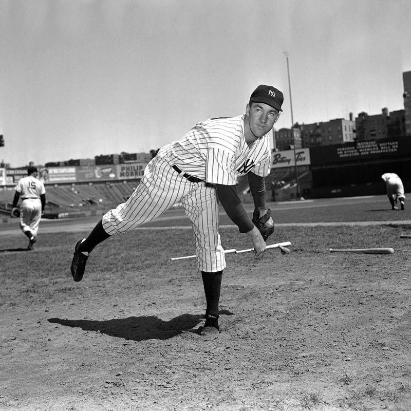 New York Yankees pitcher Johnny Murphy pitching