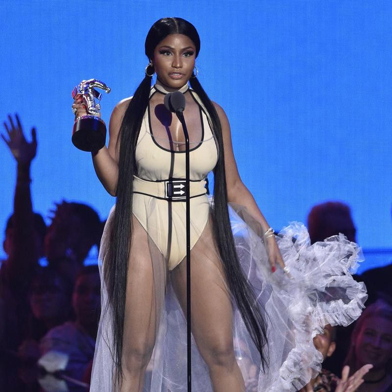 Nicki Minaj accepts award at VMAs