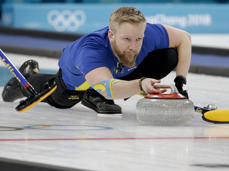 Niklas Edin throws stone in 2018 Pyeongchang Winter Olympic Games