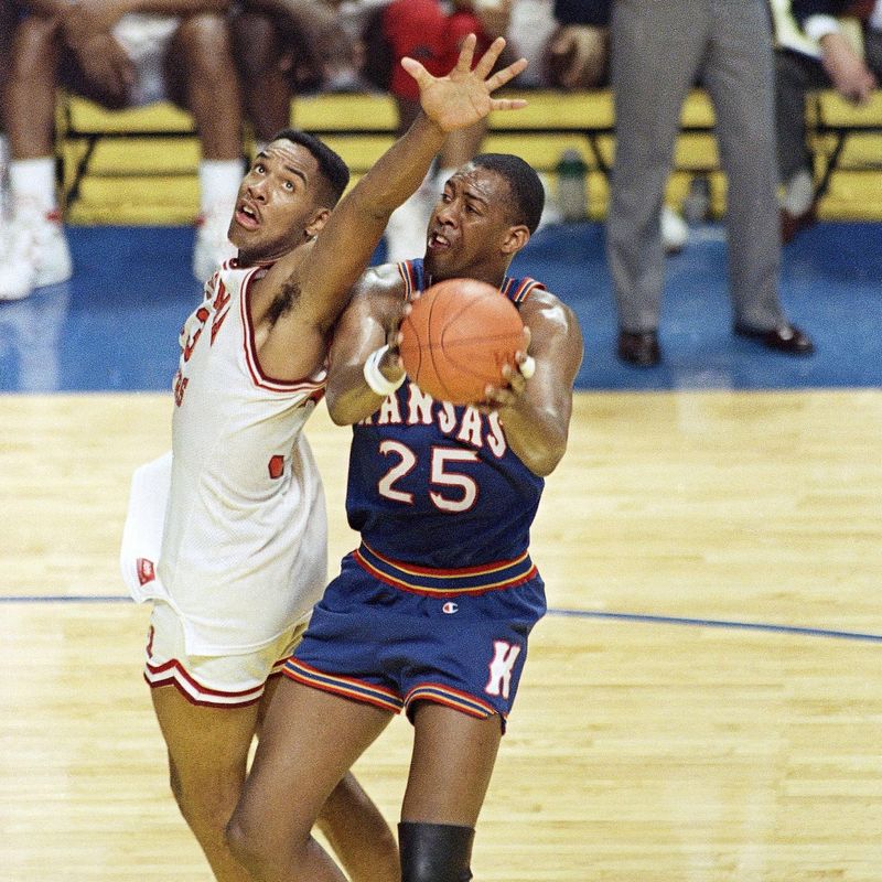 Oklahoma's Stacey King defending against Danny Manning