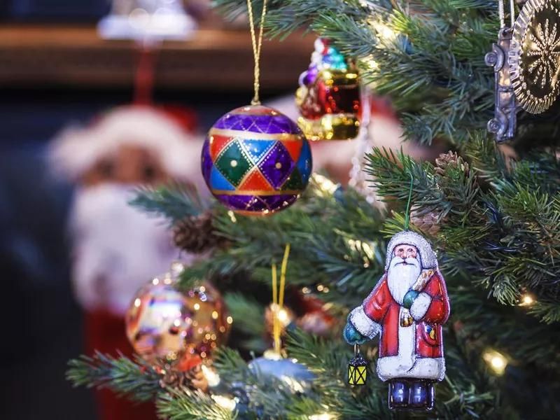 Old-fashioned Santa Claus Christmas tree ornament
