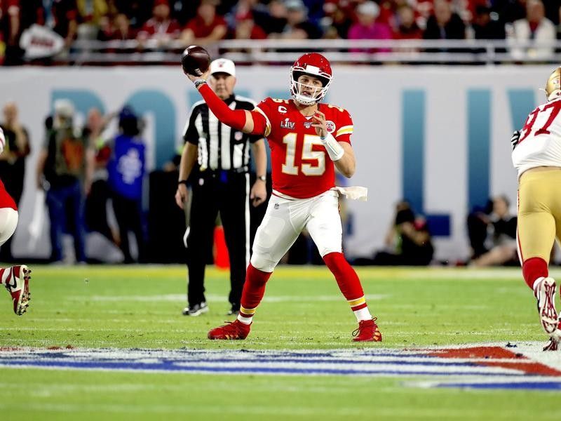 Patrick Mahomes throws against the San Francisco 49ers in Super Bowl LIV