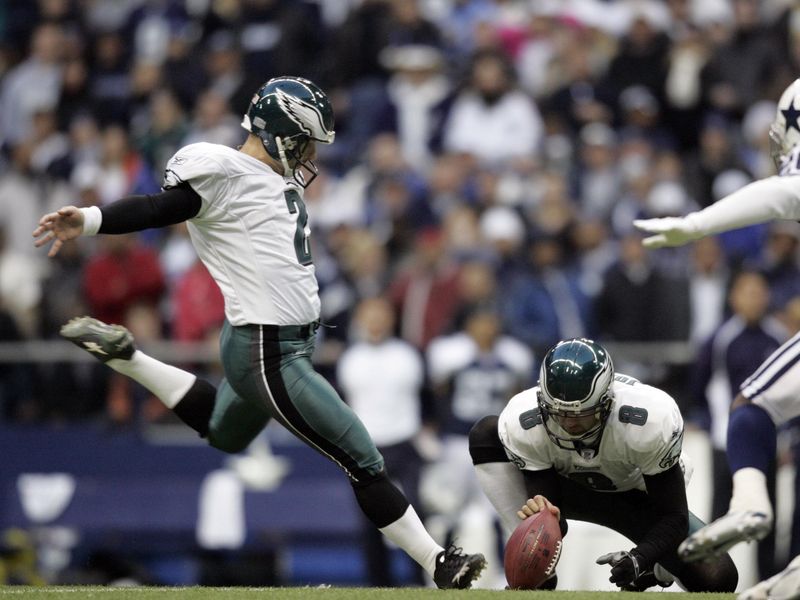 Philadelphia Eagles kicker David Akers kicks against Dallas Cowboys