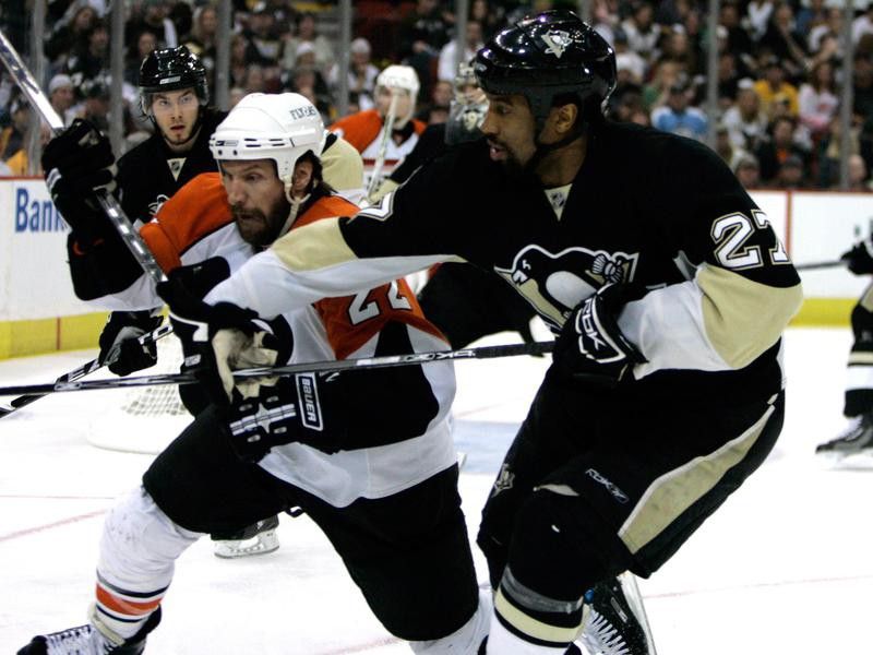 Philadelphia Flyers forward Mike Knuble and Pittsburgh Penguins forward Georges Laraque
