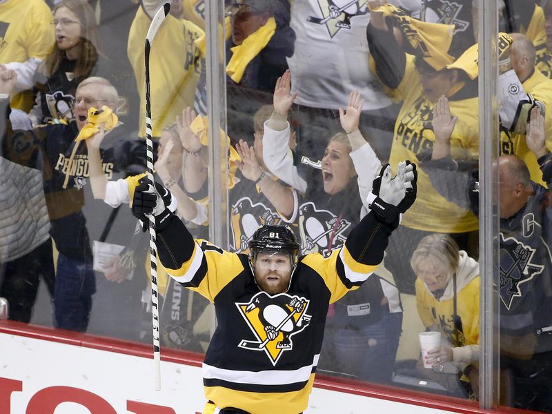 Pittsburgh Penguin Phil Kessel celebrates