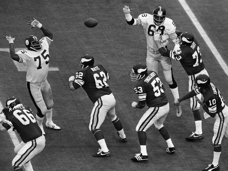 Pittsburgh Steelers tackle Joe Greene gets ready to block Minnesota Vikings' Andy Maurer