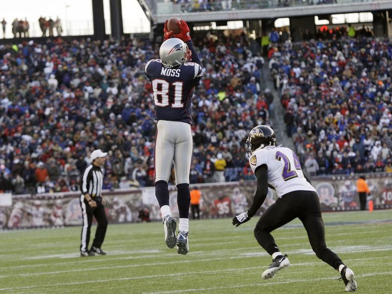 Randy Moss catches the ball