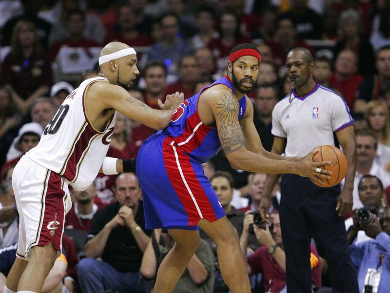Rasheed Wallace posts up Drew Gooden