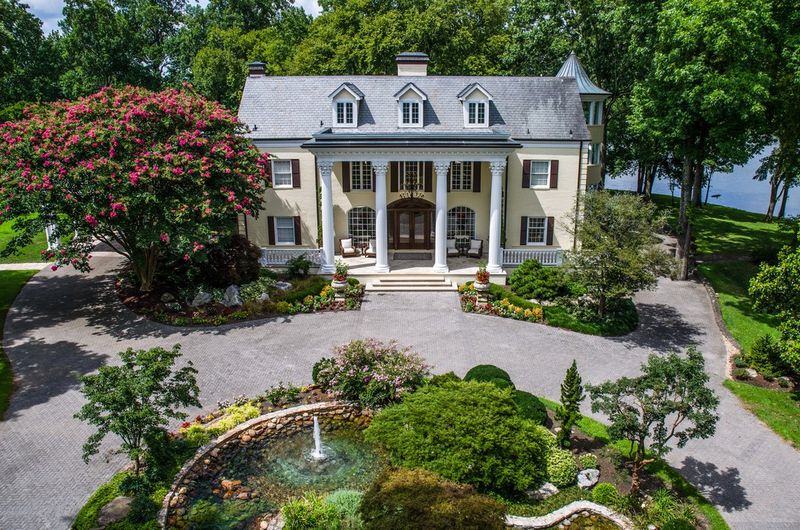 Reba McEntire's old former house
