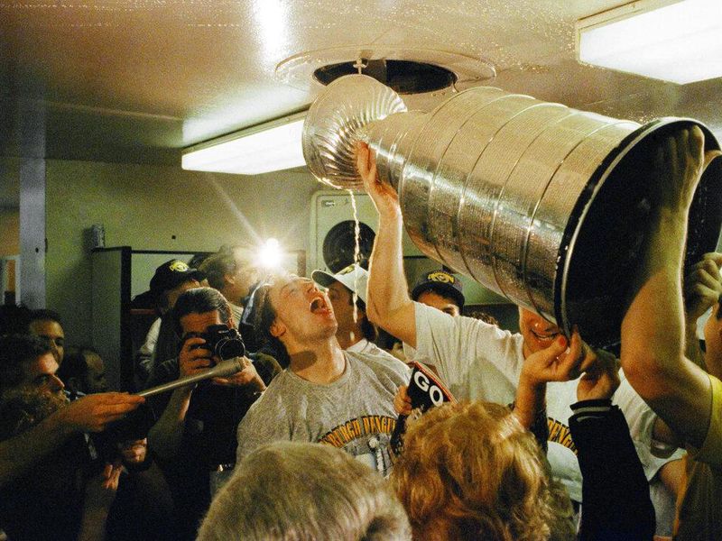 Ron Francis celebrates with tthe Pittsburgh Penguins