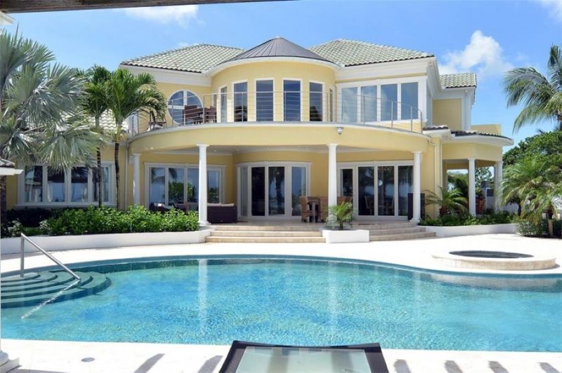 Shania Twain's backyard pool in the Bahamas
