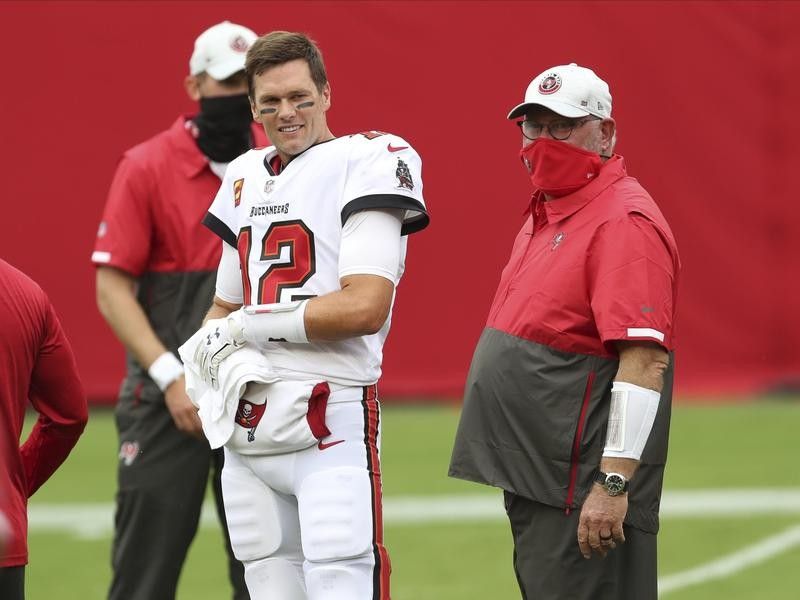 Tampa Bay head coach Bruce Arians and Tom Brady confer before a game