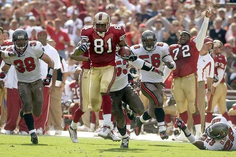 Terrell Owens outruns Shelton Quarles of the Tampa Bay Buccaneers