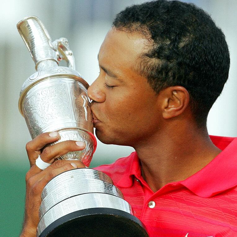 Tiger Woods kissing British open trophy