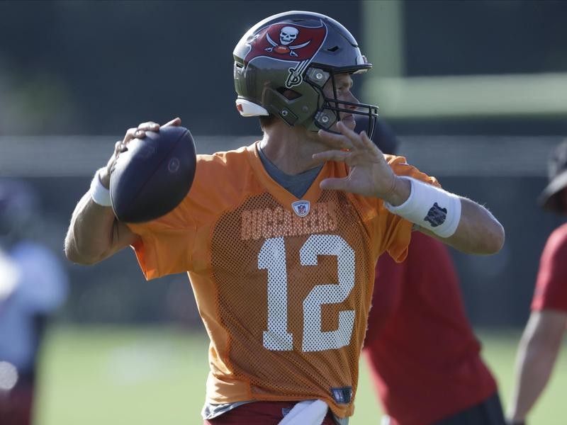 Tom Brady practices with the Tampa Bay Buccaneers