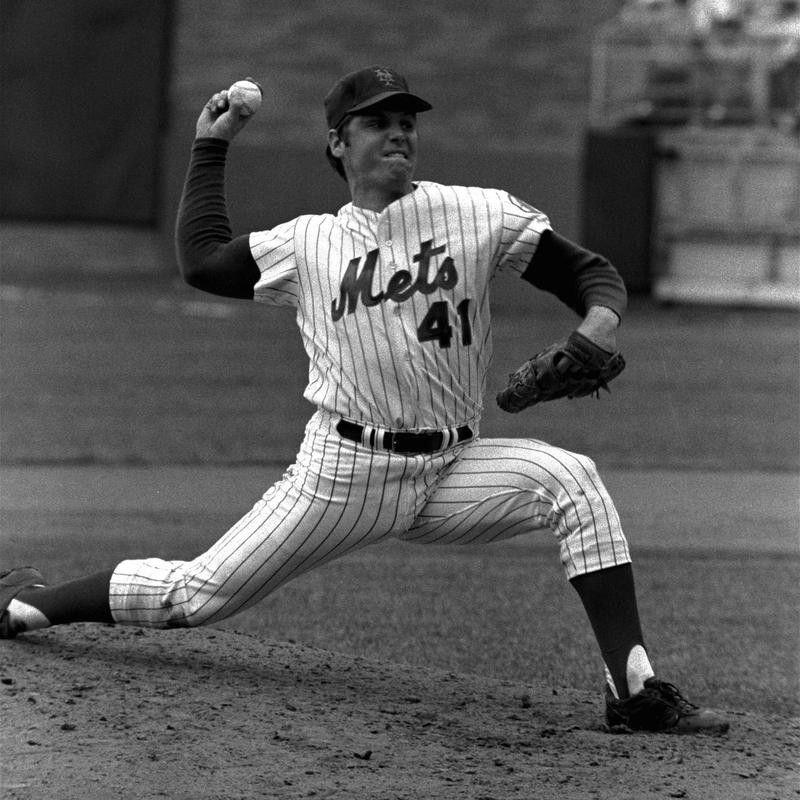 Tom Seaver fires fifth-inning pitch