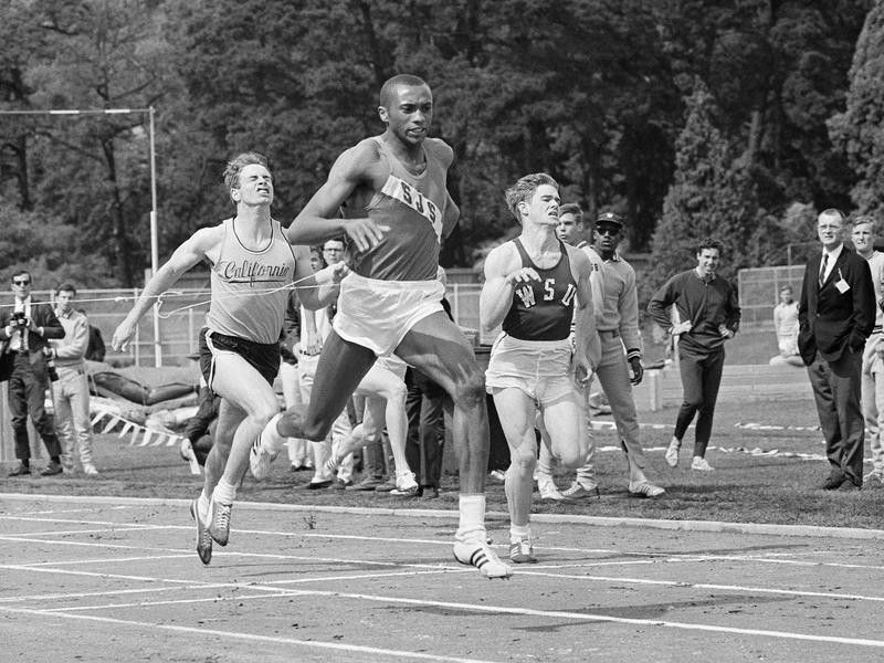 Tommie Smith sets new meet record