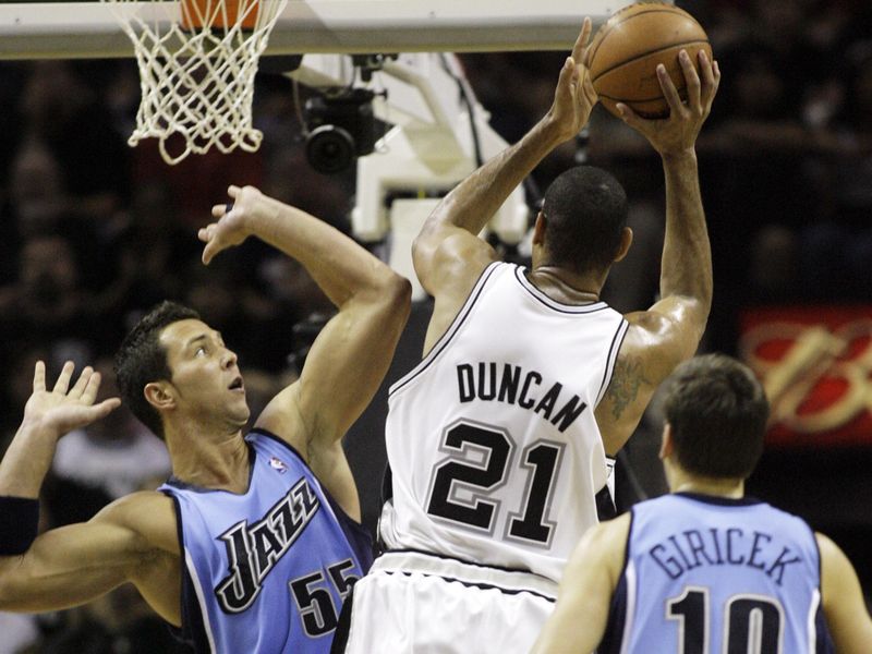Utah Jazz center Rafael Araujo defends against San Antonio Spurs forward Tim Duncan