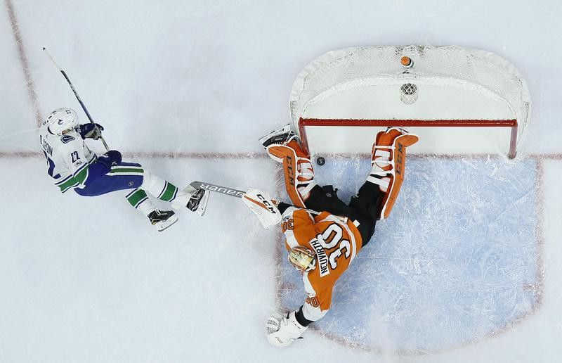 Vancouver Canuck Daniel Sedin scores goal against Philadelphia Flyers