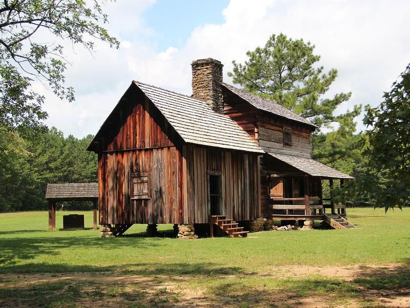 Vann's Tavern, a tavern built by James Vann. Relocated to New Echota in 1955.