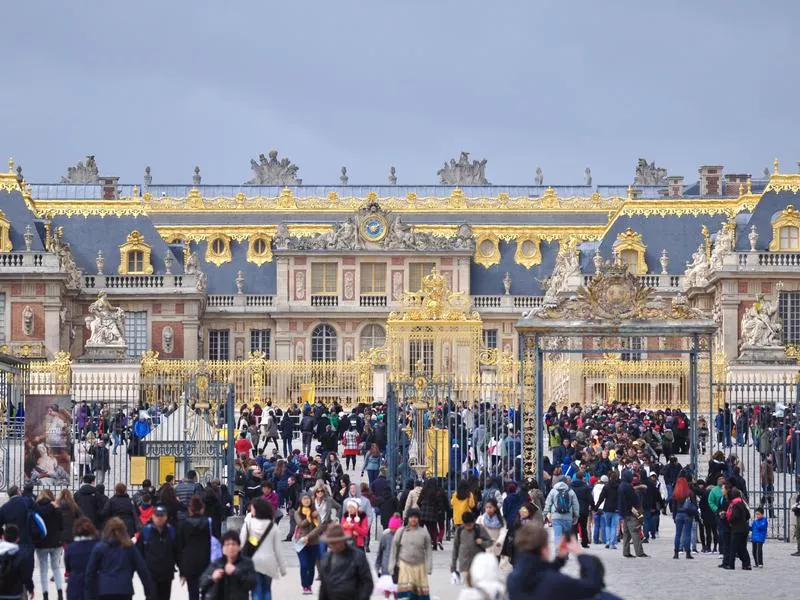 Τουρίστες που περιμένουν να επισκεφθούν το παλάτι των Βερσαλλιών, Γαλλία.