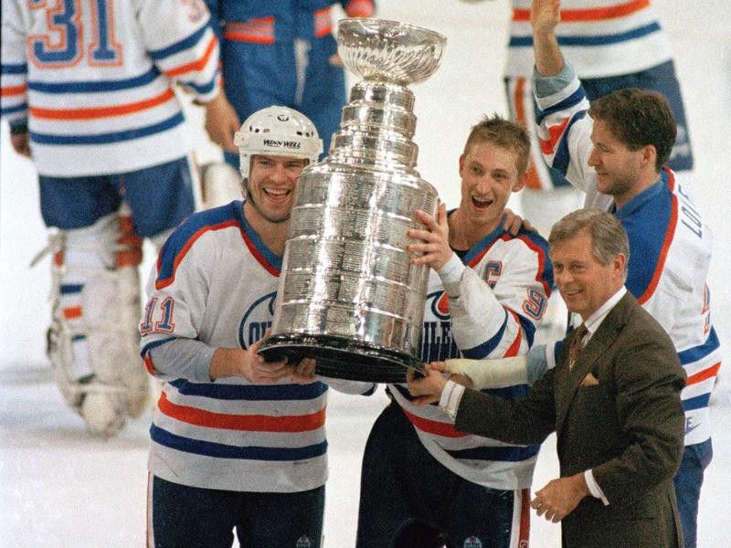 Wayne Gretzky and Mark Messier hold up the Stanley Cup trophy