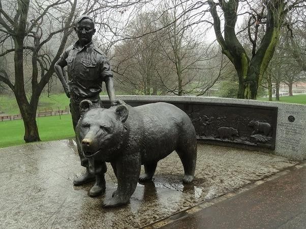 Wojtek the Polish war bear statue in Scotland
