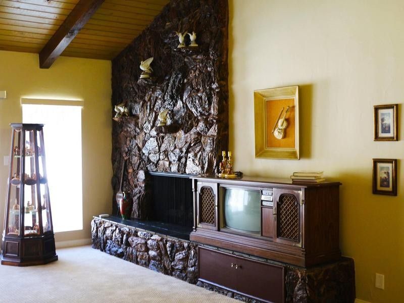 Wood-framed fireplace in Casa de Shenandoah