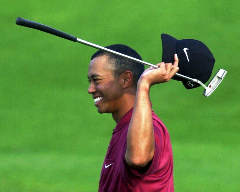 Woods at the 2001 masters holding putter golf club