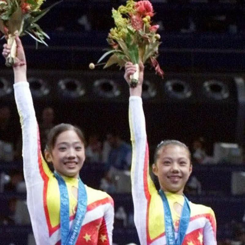 Yang Yun and Dong Fangxiao celebrate with flowers